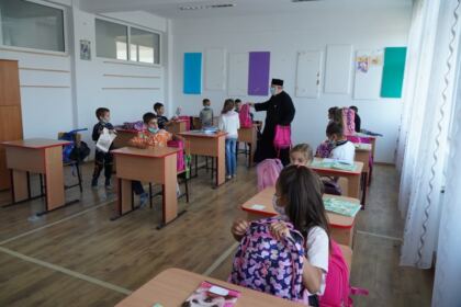 Arhiepiscopia Dunării de Jos oferă ghiozdane şi rechizite şcolare copiilor nevoiaşi – fotografia 14