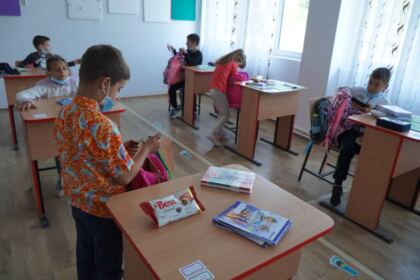 Arhiepiscopia Dunării de Jos oferă ghiozdane şi rechizite şcolare copiilor nevoiaşi – fotografia 15