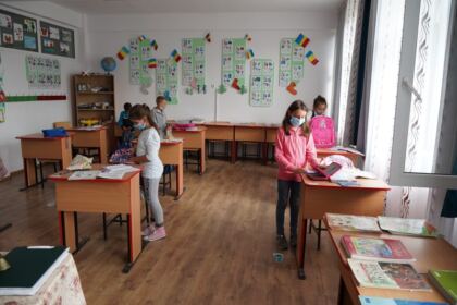 Arhiepiscopia Dunării de Jos oferă ghiozdane şi rechizite şcolare copiilor nevoiaşi – fotografia 16