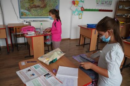Arhiepiscopia Dunării de Jos oferă ghiozdane şi rechizite şcolare copiilor nevoiaşi – fotografia 17