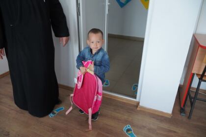 Arhiepiscopia Dunării de Jos oferă ghiozdane şi rechizite şcolare copiilor nevoiaşi – fotografia 18