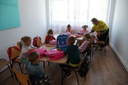 Arhiepiscopia Dunării de Jos oferă ghiozdane şi rechizite şcolare copiilor nevoiaşi – fotografia 19