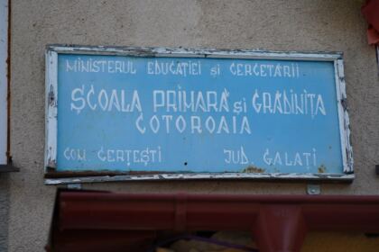 Arhiepiscopia Dunării de Jos oferă ghiozdane şi rechizite şcolare copiilor nevoiaşi – fotografia 23