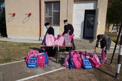 Arhiepiscopia Dunării de Jos oferă ghiozdane şi rechizite şcolare copiilor nevoiaşi – fotografia 25