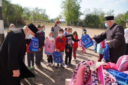 Arhiepiscopia Dunării de Jos oferă ghiozdane şi rechizite şcolare copiilor nevoiaşi – fotografia 27