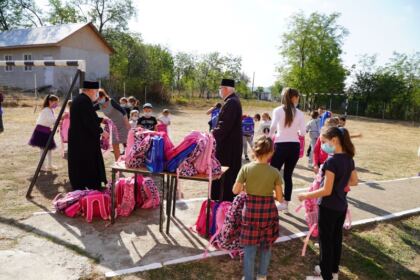 Arhiepiscopia Dunării de Jos oferă ghiozdane şi rechizite şcolare copiilor nevoiaşi – fotografia 28