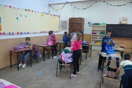 Arhiepiscopia Dunării de Jos oferă ghiozdane şi rechizite şcolare copiilor nevoiaşi – fotografia 29