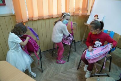 Arhiepiscopia Dunării de Jos oferă ghiozdane şi rechizite şcolare copiilor nevoiaşi – fotografia 30