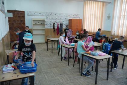 Arhiepiscopia Dunării de Jos oferă ghiozdane şi rechizite şcolare copiilor nevoiaşi – fotografia 31