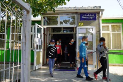 Arhiepiscopia Dunării de Jos oferă ghiozdane şi rechizite şcolare copiilor nevoiaşi – fotografia 33