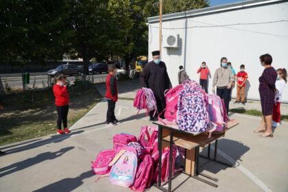 Arhiepiscopia Dunării de Jos oferă ghiozdane şi rechizite şcolare copiilor nevoiaşi – fotografia 36