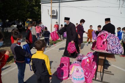 Arhiepiscopia Dunării de Jos oferă ghiozdane şi rechizite şcolare copiilor nevoiaşi – fotografia 37