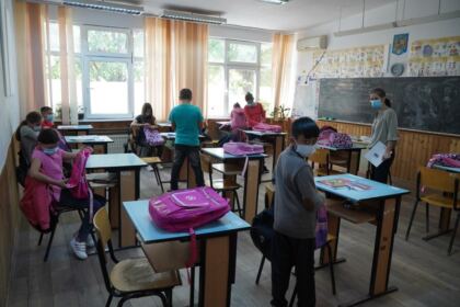 Arhiepiscopia Dunării de Jos oferă ghiozdane şi rechizite şcolare copiilor nevoiaşi – fotografia 38