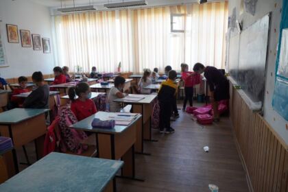 Arhiepiscopia Dunării de Jos oferă ghiozdane şi rechizite şcolare copiilor nevoiaşi – fotografia 39