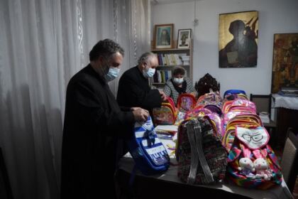 Copiii nevoiaşi primesc în continuare ajutoare din partea Arhiepiscopiei Dunării de Jos – fotografia 2