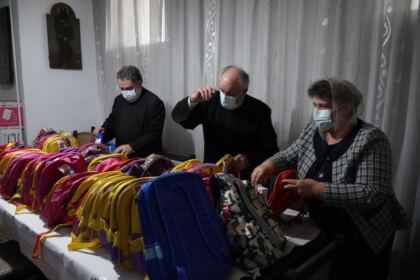 Copiii nevoiaşi primesc în continuare ajutoare din partea Arhiepiscopiei Dunării de Jos – fotografia 3