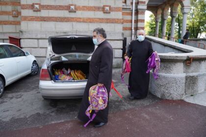 Copiii nevoiaşi primesc în continuare ajutoare din partea Arhiepiscopiei Dunării de Jos – fotografia 4