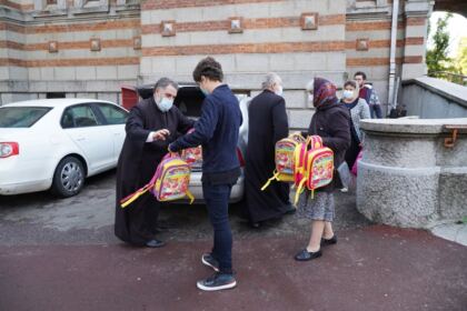 Copiii nevoiaşi primesc în continuare ajutoare din partea Arhiepiscopiei Dunării de Jos – fotografia 5