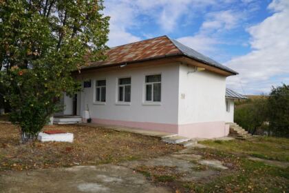 Copiii nevoiaşi primesc în continuare ajutoare din partea Arhiepiscopiei Dunării de Jos – fotografia 6