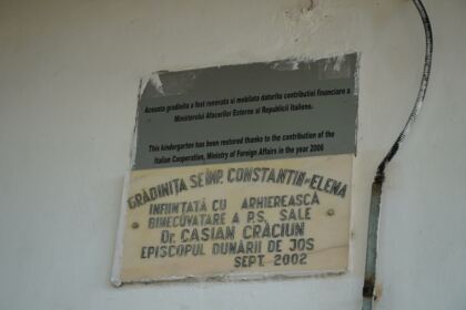 Copiii nevoiaşi primesc în continuare ajutoare din partea Arhiepiscopiei Dunării de Jos – fotografia 7