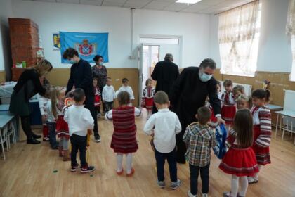 Copiii nevoiaşi primesc în continuare ajutoare din partea Arhiepiscopiei Dunării de Jos – fotografia 9