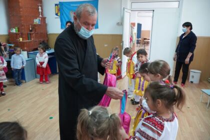 Copiii nevoiaşi primesc în continuare ajutoare din partea Arhiepiscopiei Dunării de Jos – fotografia 10