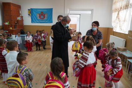 Copiii nevoiaşi primesc în continuare ajutoare din partea Arhiepiscopiei Dunării de Jos – fotografia 14
