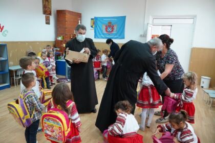 Copiii nevoiaşi primesc în continuare ajutoare din partea Arhiepiscopiei Dunării de Jos – fotografia 15