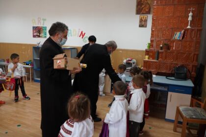 Copiii nevoiaşi primesc în continuare ajutoare din partea Arhiepiscopiei Dunării de Jos – fotografia 16