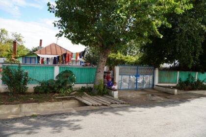 Copiii nevoiaşi primesc în continuare ajutoare din partea Arhiepiscopiei Dunării de Jos – fotografia 20