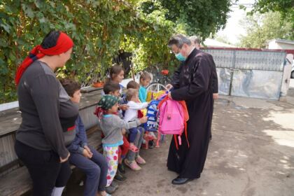 Copiii nevoiaşi primesc în continuare ajutoare din partea Arhiepiscopiei Dunării de Jos – fotografia 23