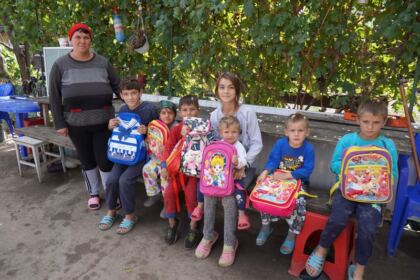 Copiii nevoiaşi primesc în continuare ajutoare din partea Arhiepiscopiei Dunării de Jos – fotografia 24