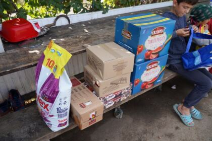 Copiii nevoiaşi primesc în continuare ajutoare din partea Arhiepiscopiei Dunării de Jos – fotografia 25