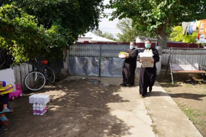 Copiii nevoiaşi primesc în continuare ajutoare din partea Arhiepiscopiei Dunării de Jos – fotografia 26