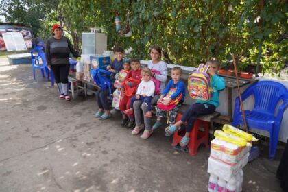 Copiii nevoiaşi primesc în continuare ajutoare din partea Arhiepiscopiei Dunării de Jos – fotografia 28