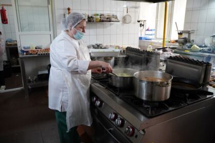 Activităţi misionare şi social-filantropice îndreptate către semenii afalţi în dificultate – fotografia 5