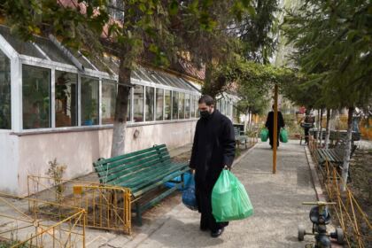 Activităţi misionare şi social-filantropice îndreptate către semenii afalţi în dificultate – fotografia 16