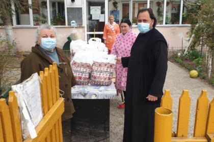 Sfânta Cruce izvor de dragoste, lumină şi binecuvântare pentru semenii nevoiaşi – fotografia 23