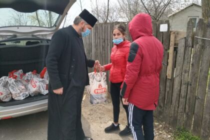 Sfânta Cruce izvor de dragoste, lumină şi binecuvântare pentru semenii nevoiaşi – fotografia 25