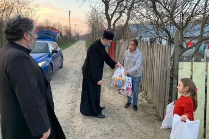 Sfânta Cruce izvor de dragoste, lumină şi binecuvântare pentru semenii nevoiaşi – fotografia 41