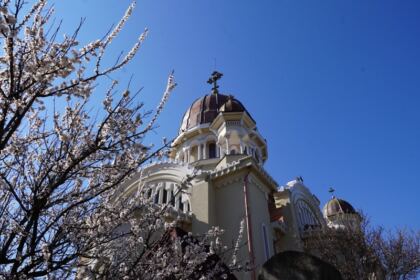 100 de persoane nevoiaşe primesc sprijin constant de la Parohia „Sfânta Cuvioasă Parascheva“ din Galați – fotografia 1