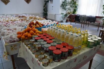 100 de persoane nevoiaşe primesc sprijin constant de la Parohia „Sfânta Cuvioasă Parascheva“ din Galați – fotografia 5