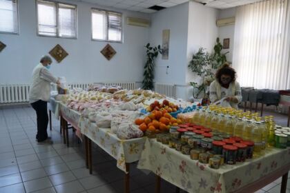 100 de persoane nevoiaşe primesc sprijin constant de la Parohia „Sfânta Cuvioasă Parascheva“ din Galați – fotografia 9