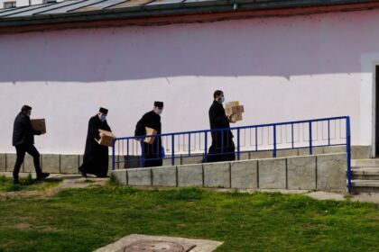 Ajutoare oferite bătrânilor şi copiilor nevoiaşi în Arhiepiscoia Dunării de Jos – fotografia 3