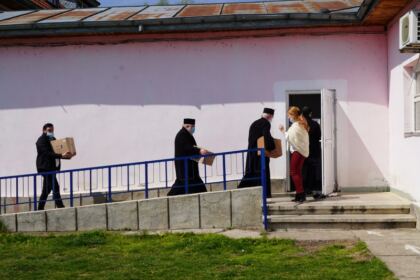 Ajutoare oferite bătrânilor şi copiilor nevoiaşi în Arhiepiscoia Dunării de Jos – fotografia 4