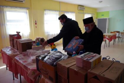 Ajutoare oferite bătrânilor şi copiilor nevoiaşi în Arhiepiscoia Dunării de Jos – fotografia 5