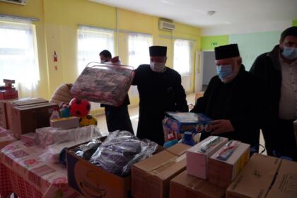 Ajutoare oferite bătrânilor şi copiilor nevoiaşi în Arhiepiscoia Dunării de Jos – fotografia 6