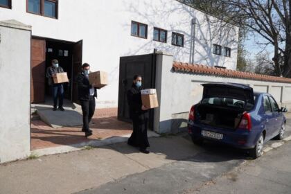 Ajutoare oferite bătrânilor şi copiilor nevoiaşi în Arhiepiscoia Dunării de Jos – fotografia 3