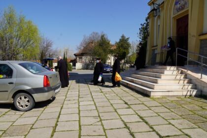 Ajutoare oferite bătrânilor şi copiilor nevoiaşi în Arhiepiscoia Dunării de Jos – fotografia 10