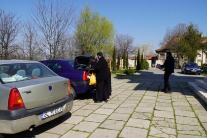 Ajutoare oferite bătrânilor şi copiilor nevoiaşi în Arhiepiscoia Dunării de Jos – fotografia 11